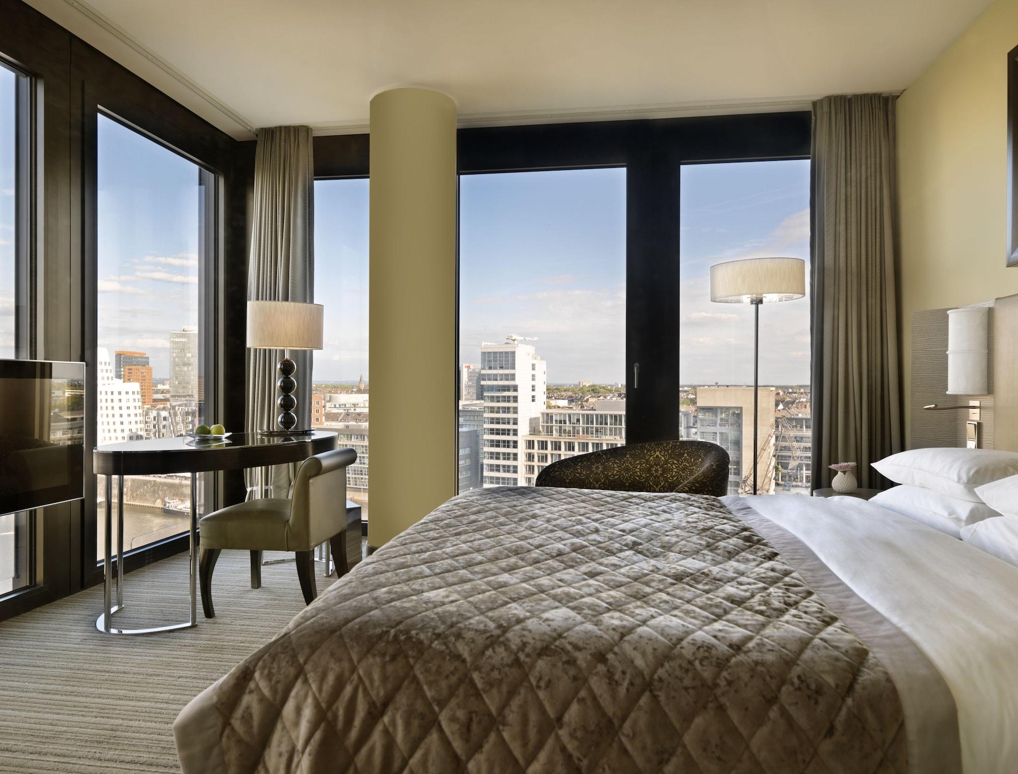 حياة ريجينسي دوسلدورف المظهر الخارجي الصورة A bedroom at the Mandarin Oriental, Munich