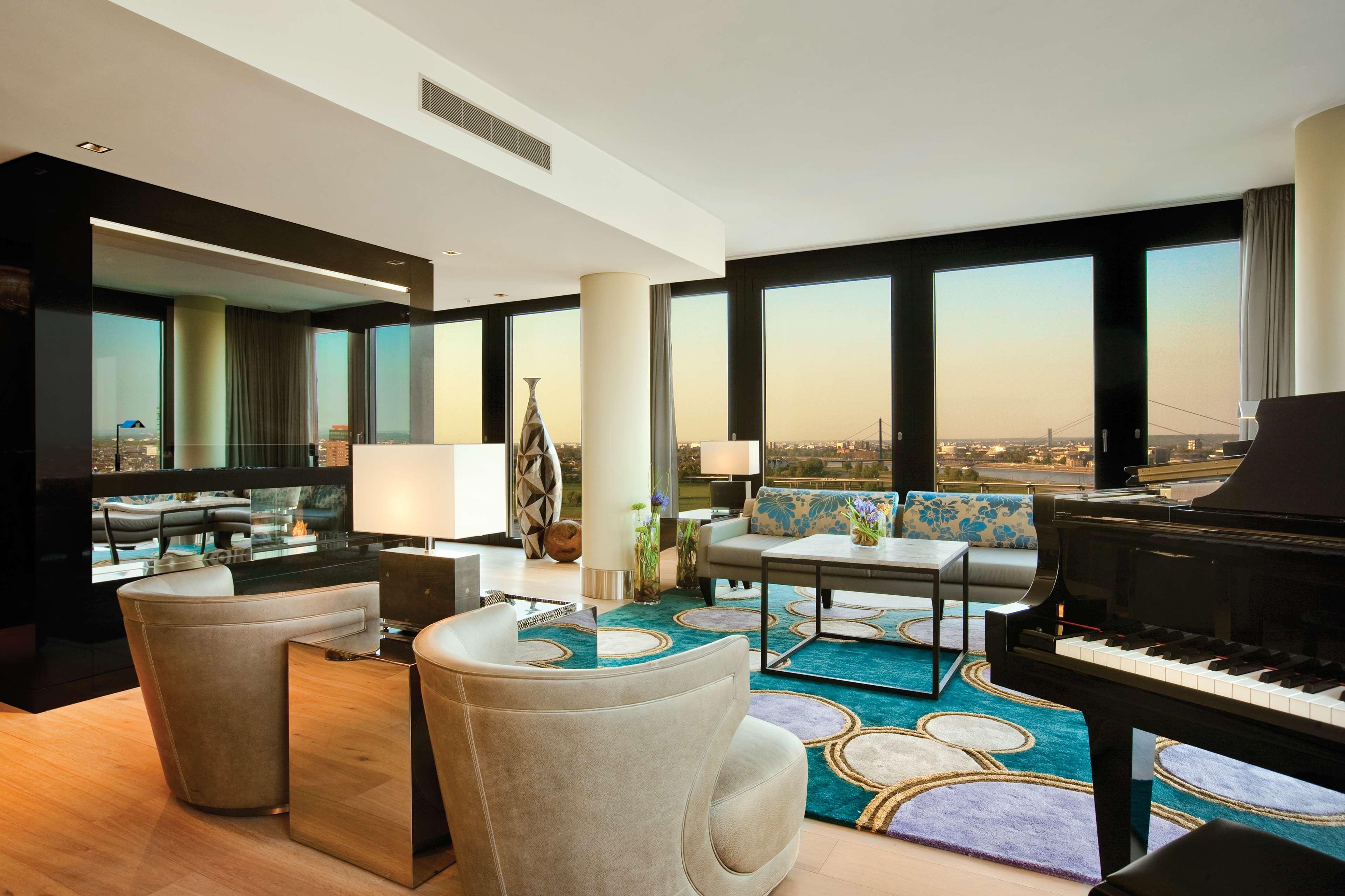 حياة ريجينسي دوسلدورف المظهر الخارجي الصورة A living room at the Ritz-Carlton, Dubai
